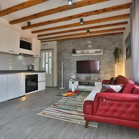 Angela With Old Town View Σπλιτ