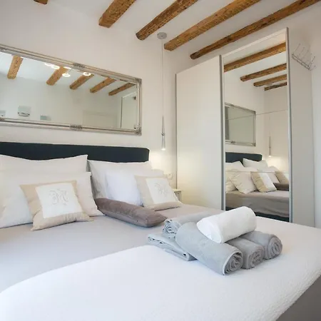 Angela With Old Town View Σπλιτ