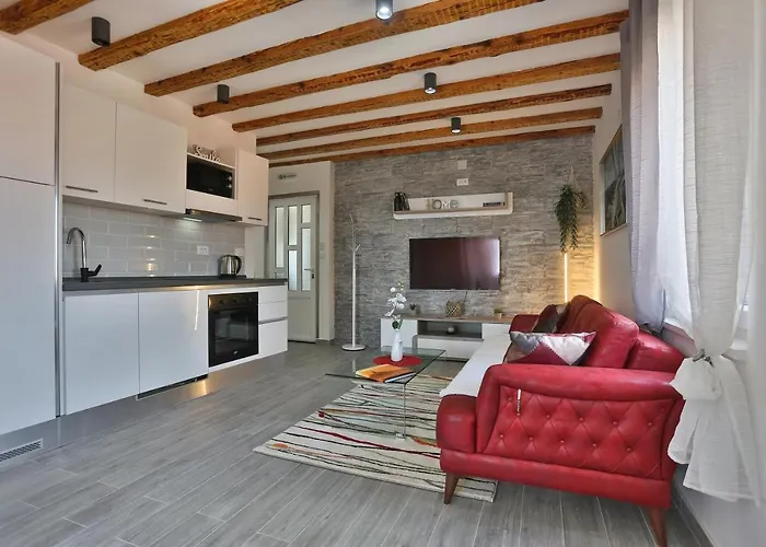 Angela With Old Town View 스플리트