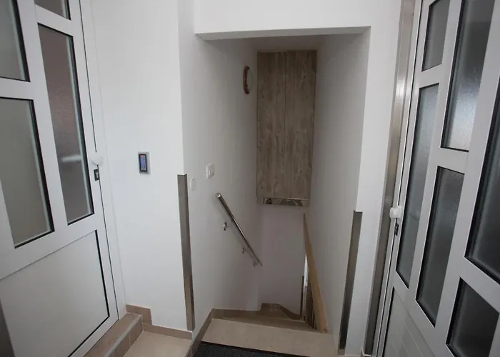 Angela With Old Town View 스플리트