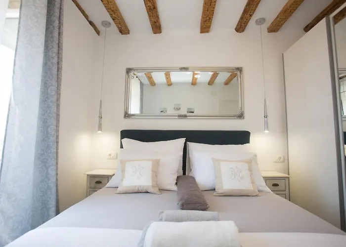 Angela With Old Town View 스플리트