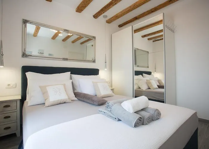 Angela With Old Town View 스플리트