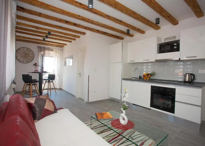 Angela With Old Town View 스플리트